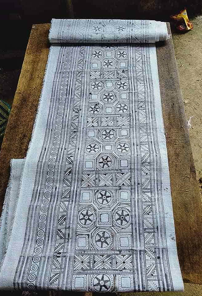 Vẽ khăn trải bàn thổ cẩm