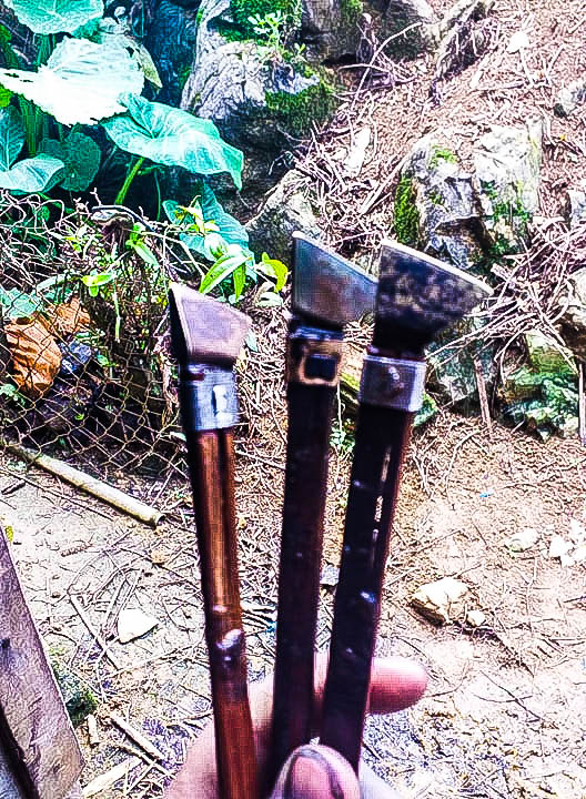 Chuẩn bị vẽ sáp ong cho khăn trải bàn