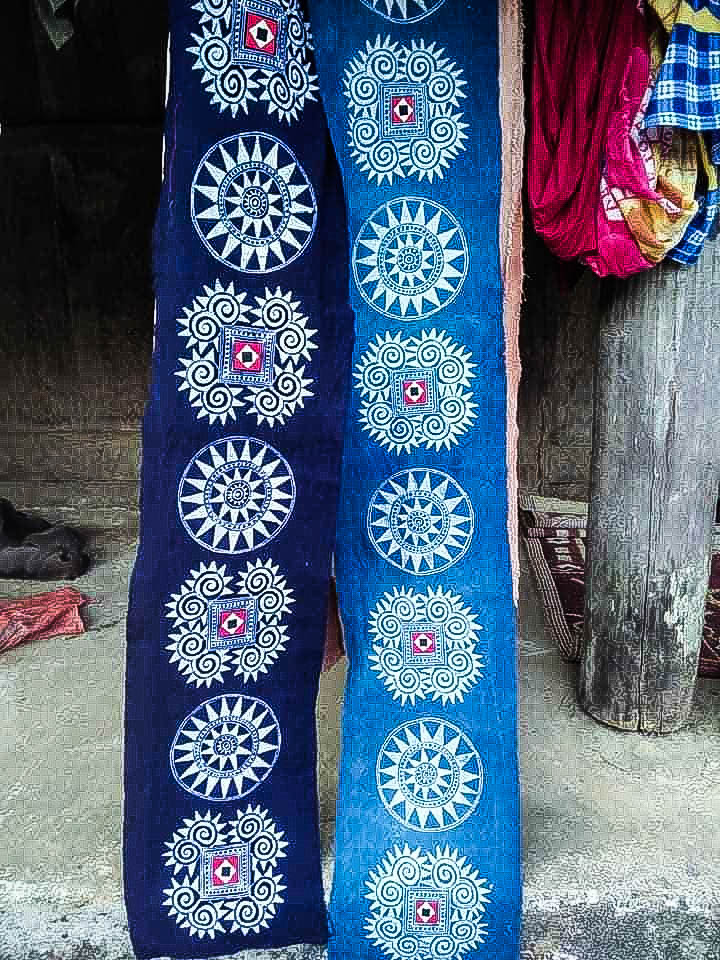 Khăn trải bàn thổ cẩm phơi nắng