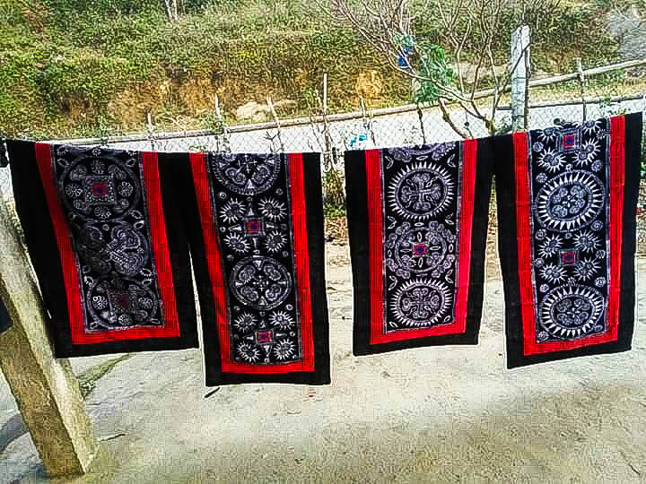 Khăn trải bàn thổ cẩm phơi nắng