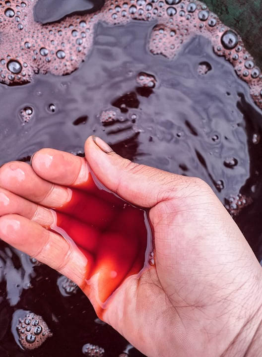 Khăn trải bàn thổ cẩm được làm bằng củ nâu