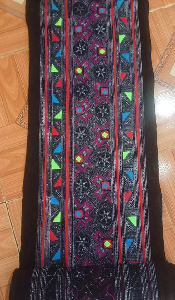 Sản phẩm khăn trải bàn thổ cẩm được thêu