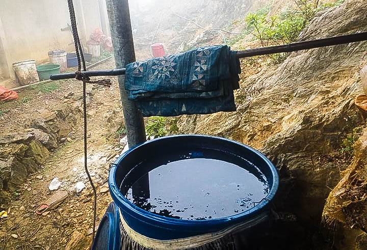 Vừa mới nhuộm chàm xong