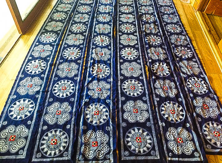 Sản phẩm khăn trang trí thổ cẩm