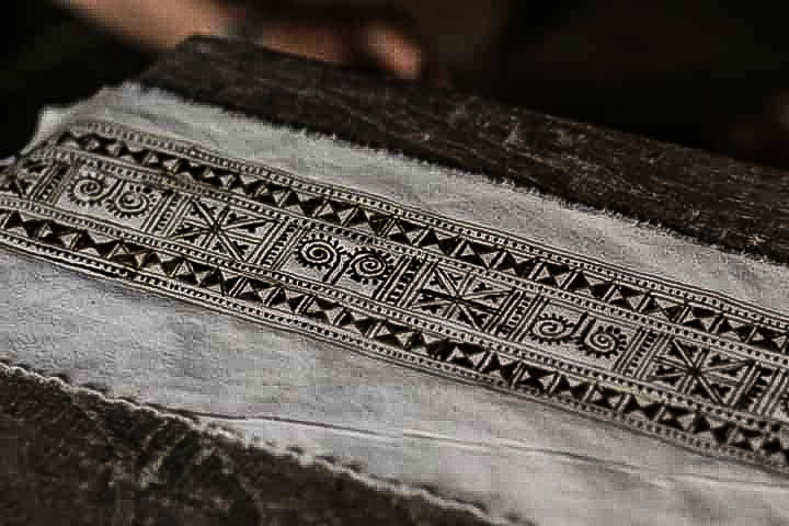 Vẽ khăn trải bàn thổ cẩm rất công phu tỉ mỉ