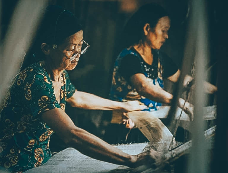 Miệt mài làm việc để có được những tấm thảm treo tường thổ cẩm đẹp