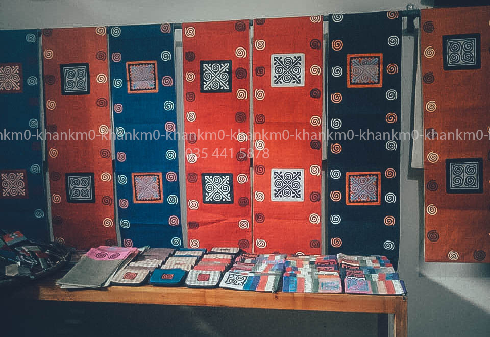 Những chiếc thảm thổ cẩm treo tường đẹp được treo trên tường