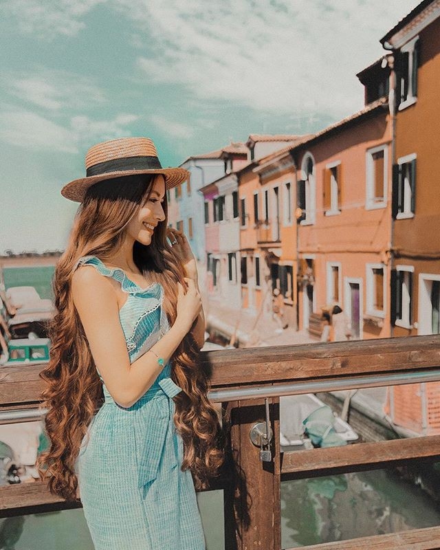 Dựa vào lan can chụp tóc