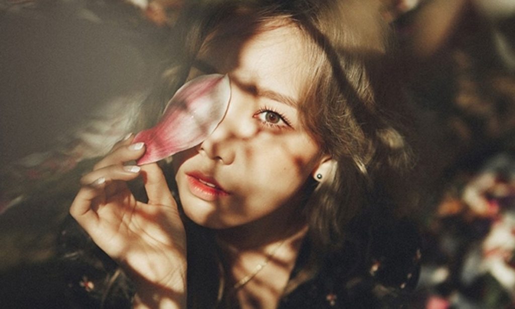 Che chiếc lá vào mặt trông rất đẹp