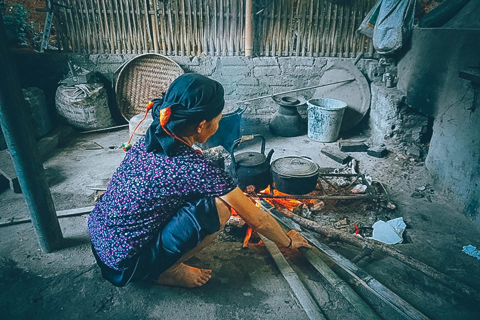 Cụ bà đang nấu đồ ăn cho khách