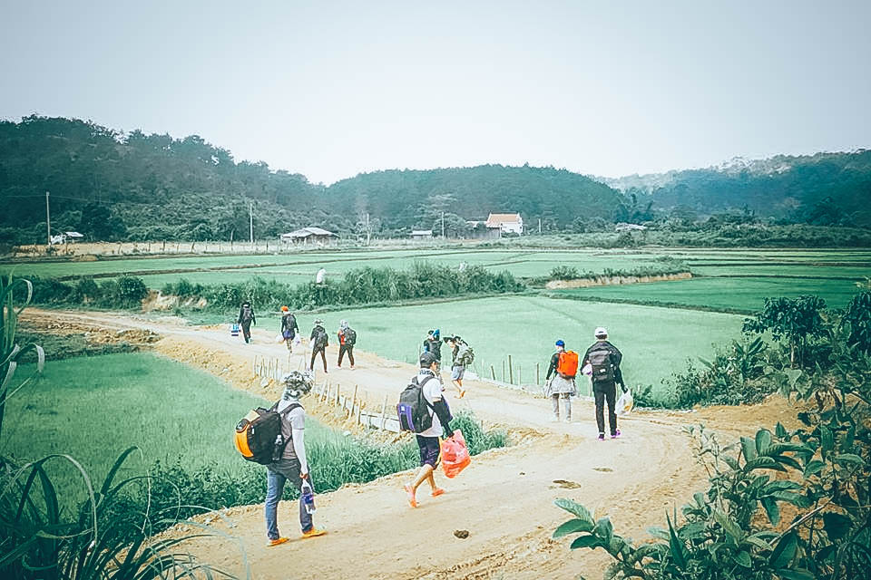 Cùng đồng đội lên đường