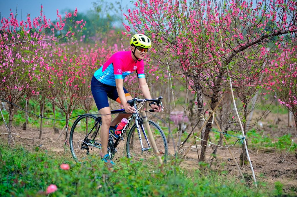 Đi qua mùa hoa đào (Ảnh Diêm Đăng Dũng)