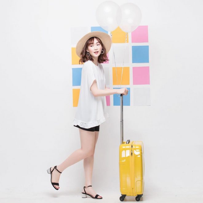 Tạo dáng với vali tại sao không?