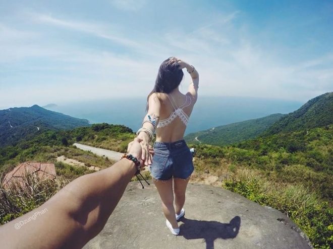 Nắm tay anh đi khắp thế gian