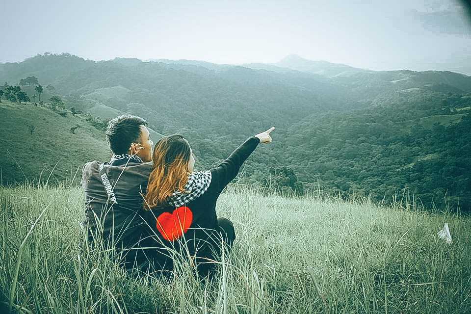 Đôi bạn trẻ chụp hình ở tà năng