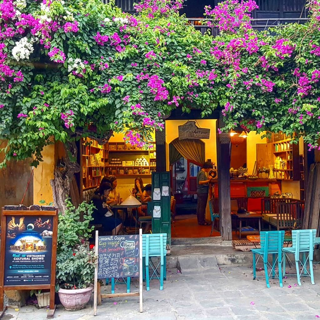 những dàn hoa giấy là đặc trưng của xứ hội an ở quán cafe hội an này