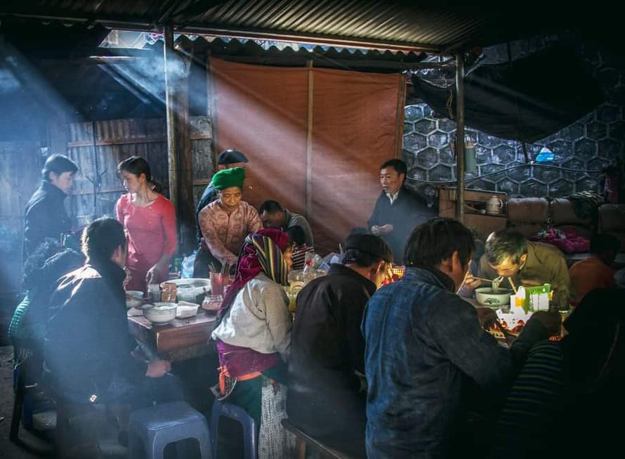 Khoảnh khắc người dân tộc vào chợ ăn sáng