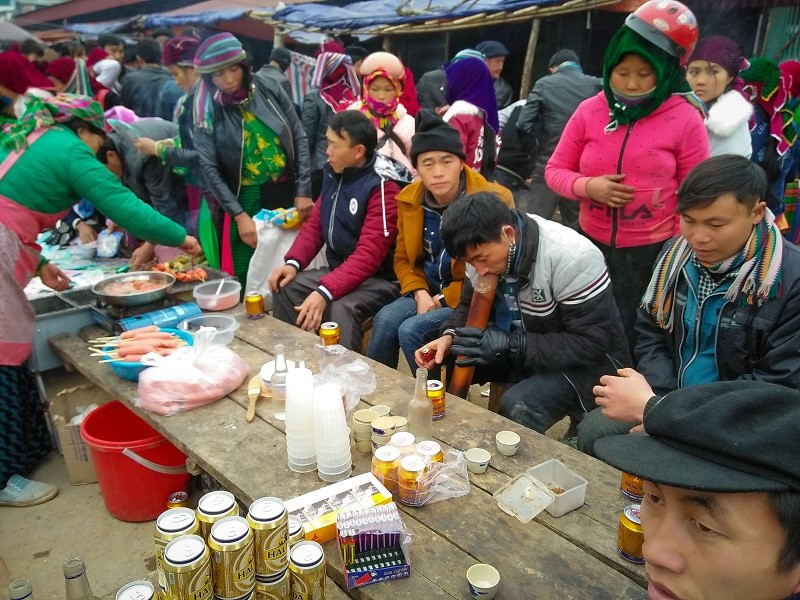 Nơi uống rượu trong chợ phiên