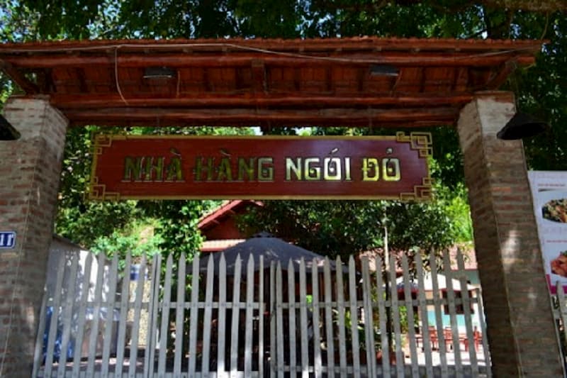 Cổng nhà hàng ngói đỏ