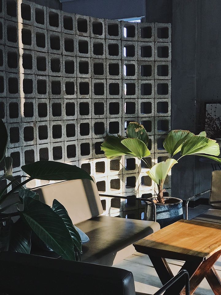 ánh sáng len lõi vào căn phòng