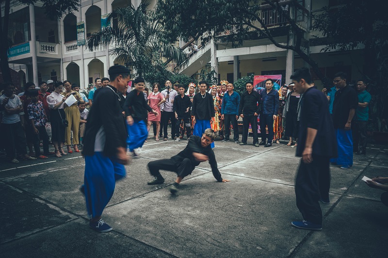 chơi trò đạp chân