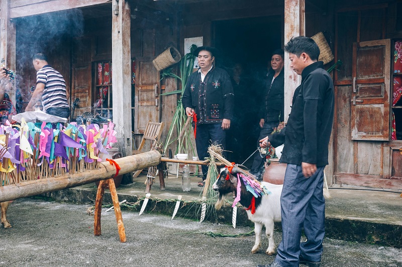 thầy cúng đang cúng lễ hội văn hoá dân tộc lô lô