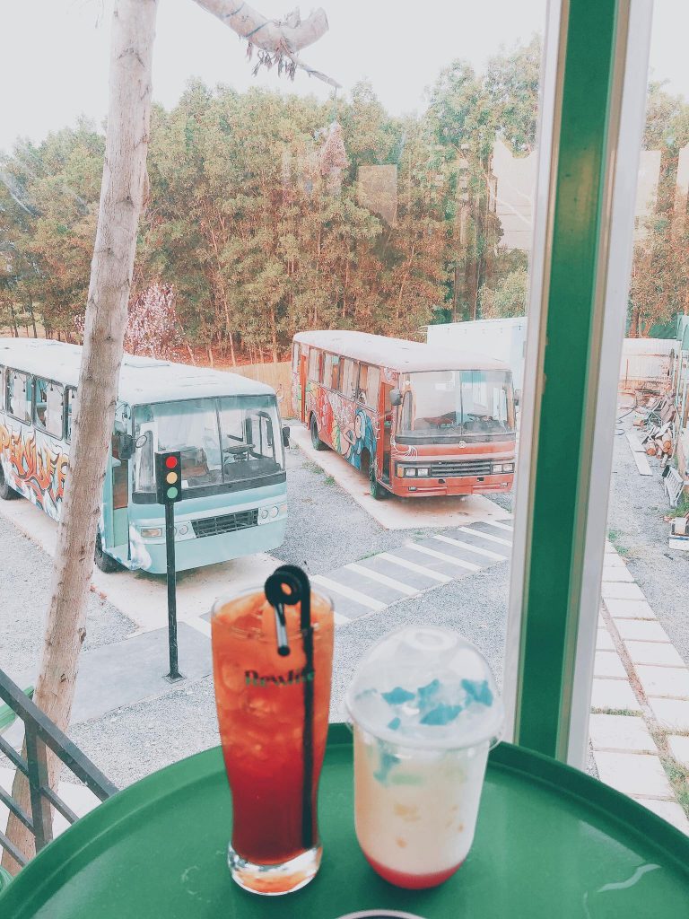 rất nhiều xe bus 