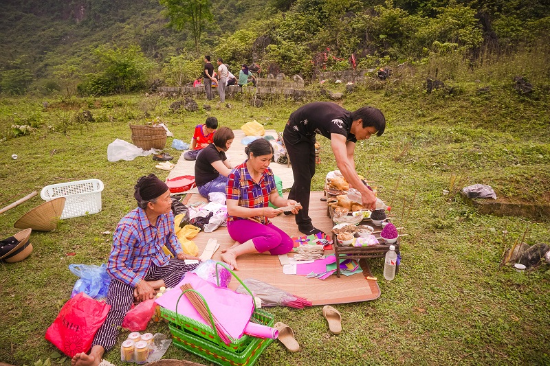 người thân ngồi lại để cắt giấy cúng