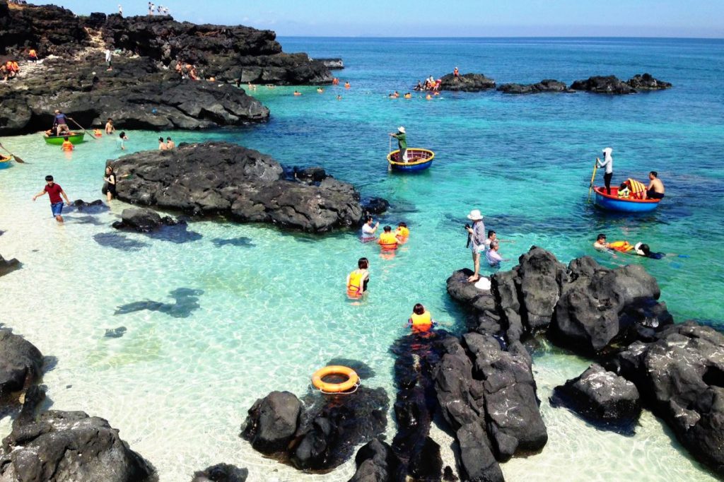 Tắm biển ở Lý Sơn