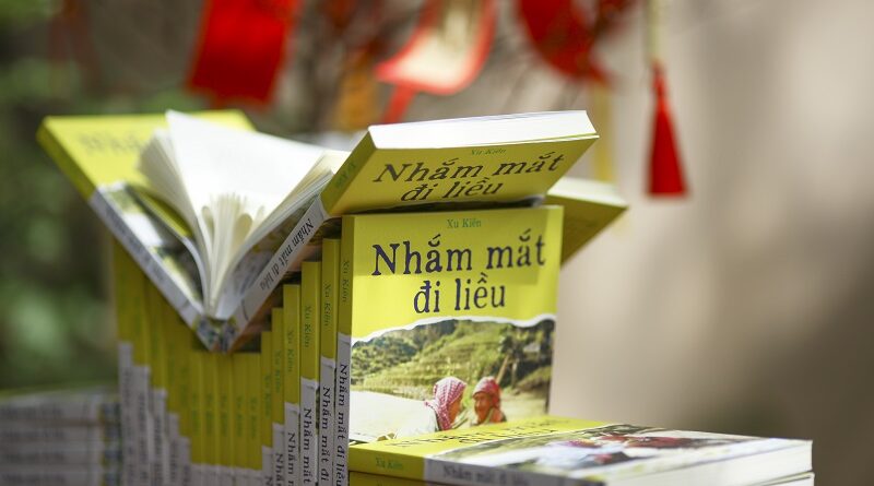 nhắm mắt đi liều