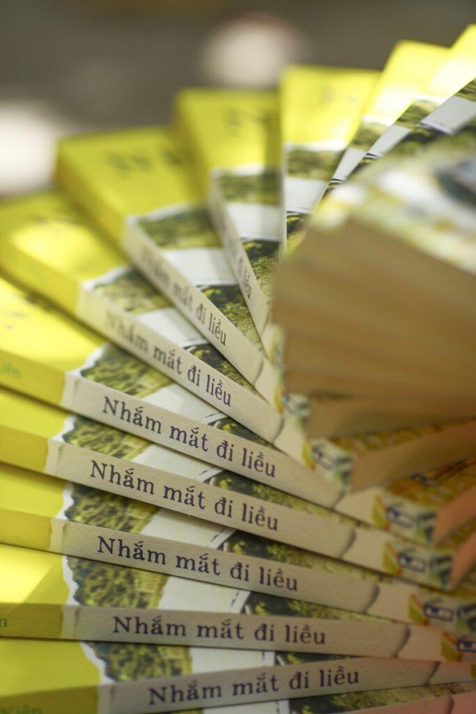 nhắm mắt đi liều