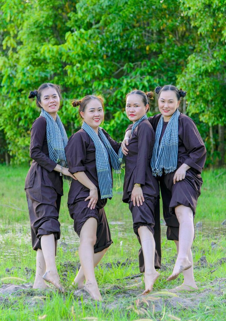 cho thuê áo bà ba khăn rằn